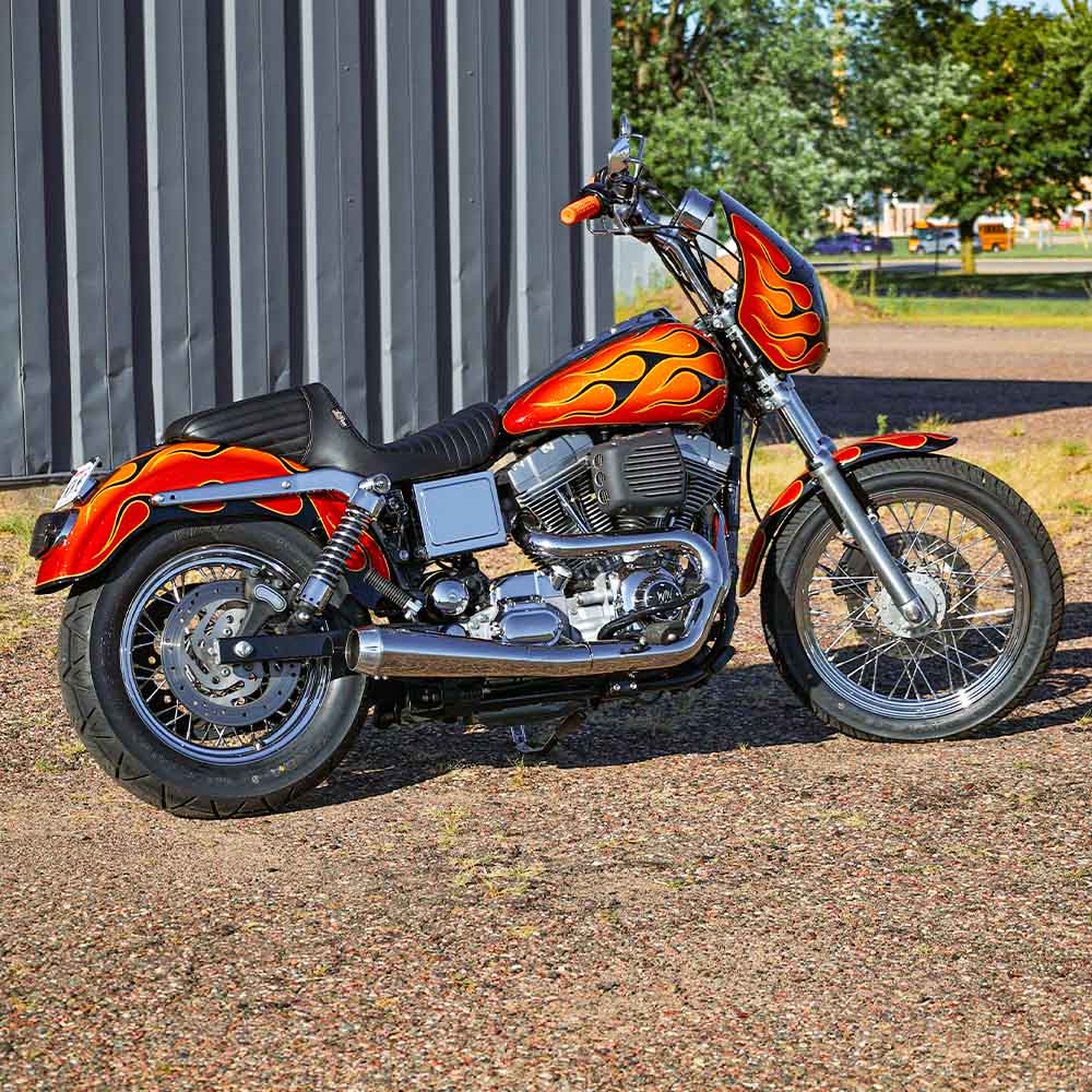 dyna motorcycle in fron tof blue pole barn